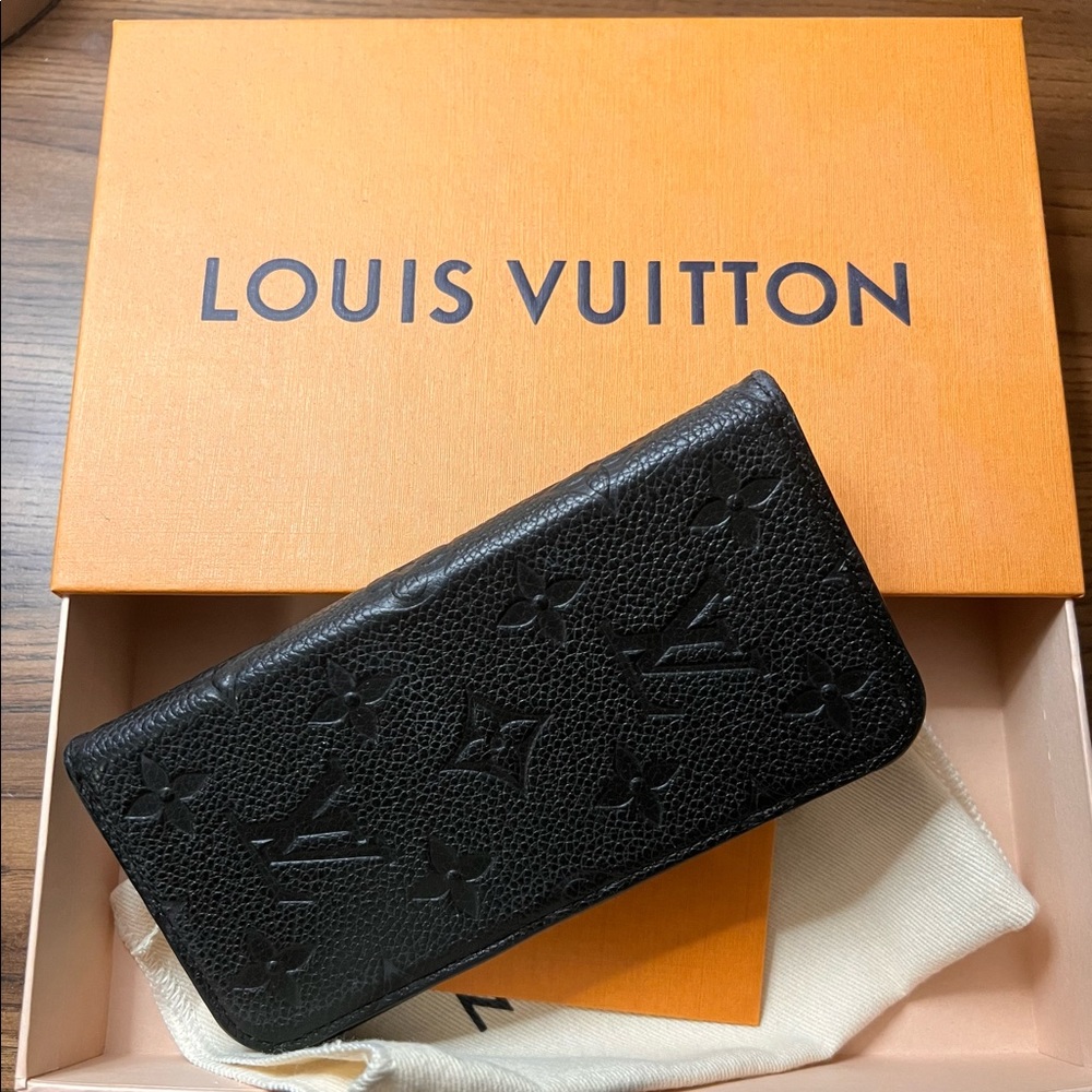 AUTHENTIC LOUIS VUITTON Black Leather IPHONE X case (Authentic)